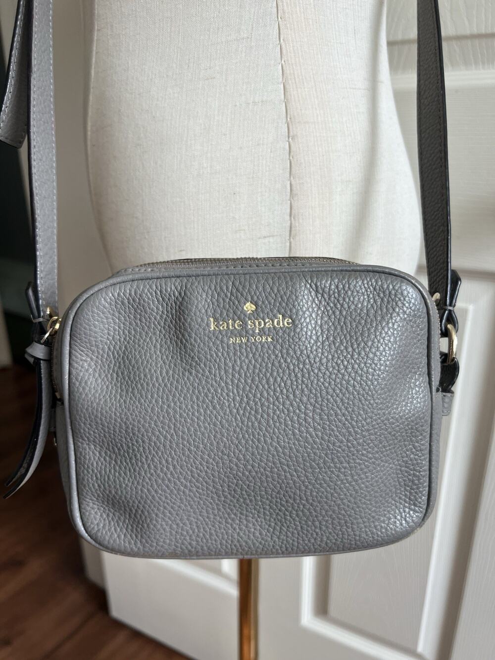 KATE SPADE Mulberry Street Pyper Gray Pebbled Leather Zip Crossbody Purse Bag
